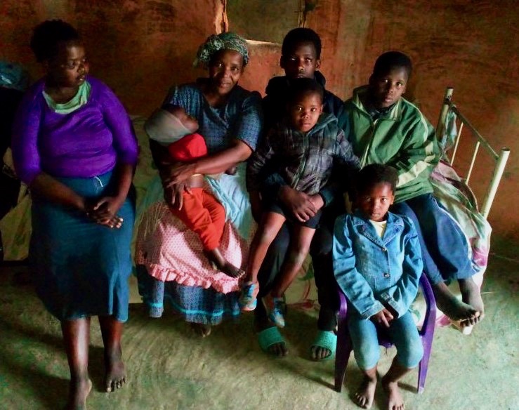 Family of 8 live in one-room mud house | GroundUp